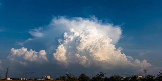 夏の訪れを告げる巨大な入道雲 夏の訪れを告げる巨大な入道雲の写真