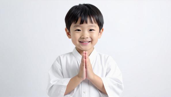 両手をあわせてお願いしている男の子 両手をあわせてお願いしている男の子の写真