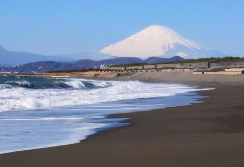 湘南の海岸から望む富士山と冬の海の風景 富士山,海,雪化粧の写真素材