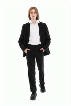 両手をポケットに入れ歩くカメラ目線の男性 両手をポケットに入れ歩くカメラ目線の男性の写真