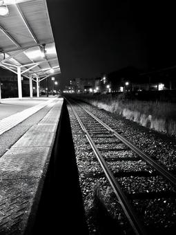 夜の無人駅/① 夜の無人駅/① 無人駅,駅,夜の写真素材