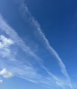 真夏の空に描かれた飛行機雲 真夏の空に描かれた飛行機雲の写真