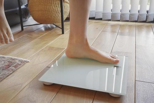 体重計で体重の計測をする女性 体重計で体重の計測をする女性 体重計,ダイエット,測定の写真素材