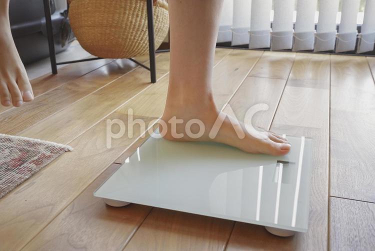 体重計で体重の計測をする女性 体重計,ダイエット,測定の写真素材