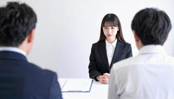 面接に臨む女性と面接官 面接に臨む女性と面接官の写真