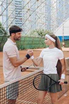 ラケットを持ったまま挨拶をする男女プレーヤー 男女,外国人,テニスの写真素材