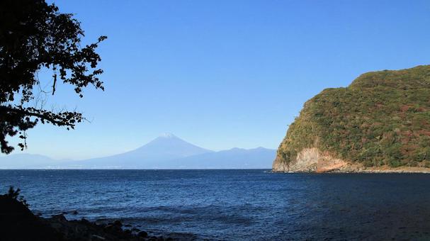 御浜海岸から見る富士山と愛鷹山と出逢い岬 富士山,秋,御浜岬の写真素材