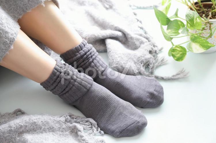 靴下を履いた女性の足元　冷え性イメージ 足,冷え性,冷えの写真素材