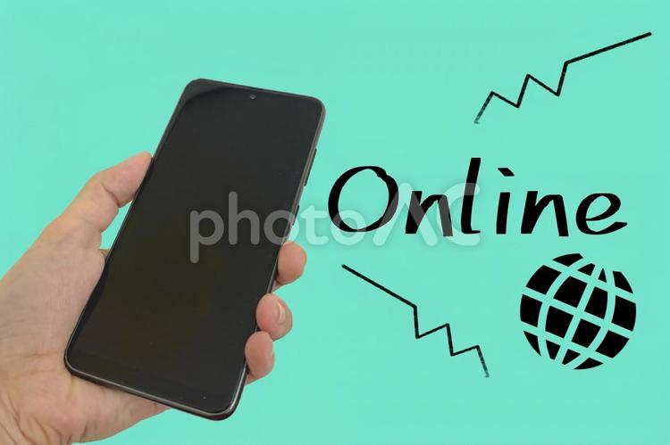 スマホを操作する女性の手とオンライン オンライン,ネットワーク,ネット上の写真素材