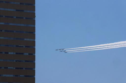 サンポート高松上空のブルーインパルス サンポート高松上空のブルーインパルスの写真