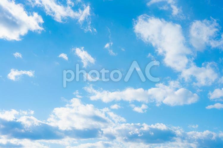 白い雲と青い空の背景素材 空,青空,雲の写真素材