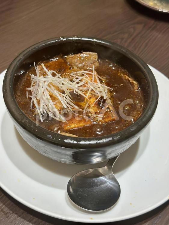 土鍋で提供される熱々煮込み料理 煮込み料理,和食,日本食の写真素材