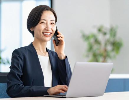 仕事をする女性 仕事をする女性の写真