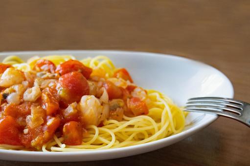 シーフードとフレッシュトマトのパスタ イタリア料理,スパゲッティー,トマトソースの写真素材