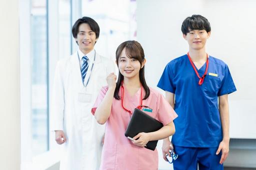 病院で働く医療スタッフ 病院,医師,笑顔の写真素材