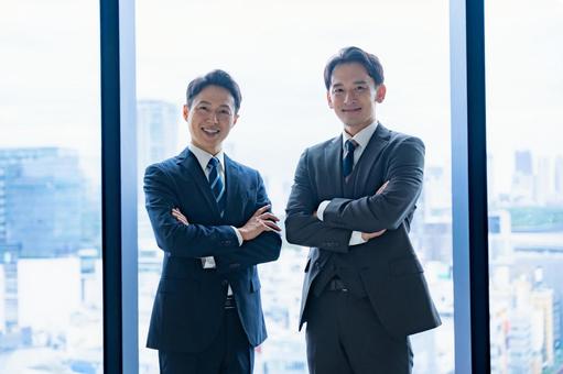 スーツを着た男性二人 スーツを着た男性二人 ビジネスマン,スーツ,男性の写真素材