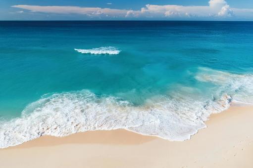 夏のエメラルドグリーンの美しい海 夏のエメラルドグリーンの美しい海の写真