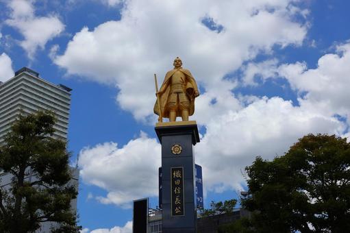7月下旬のJR岐阜駅前の金色の織田信長像 7月下旬のJR岐阜駅前の金色の織田信長像 織田信長,金色,像の写真素材