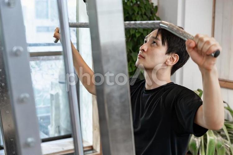 ジムでラットプルダウンをする日本人男性 ラットプルダウン,男性,ジムの写真素材