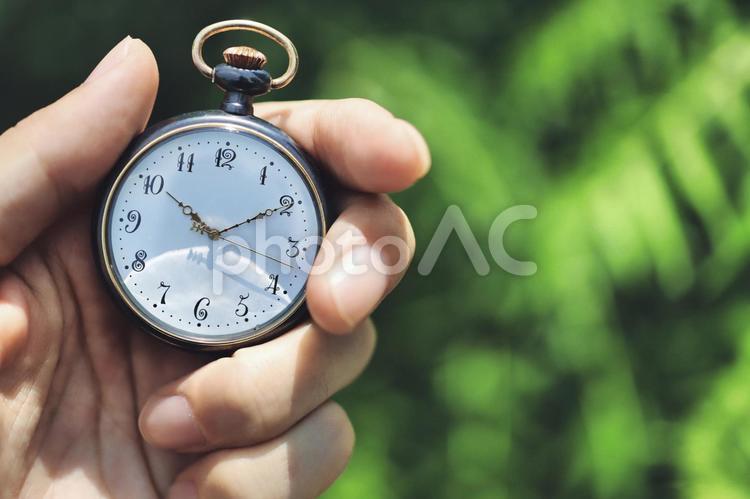 懐中時計を持つ人と緑背景 時計,アンティーク,時間の写真素材