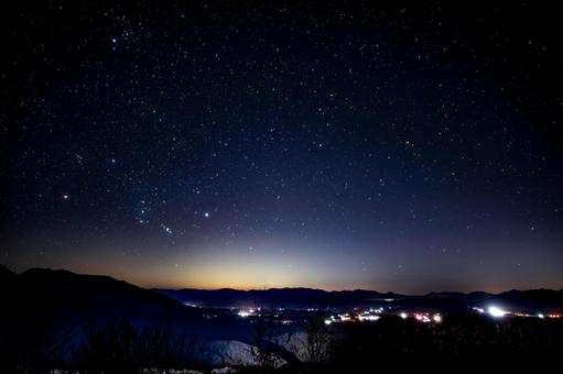 オリオン座が見守る、静かな山あいの夜景 オリオン座,蒜山高原,鬼女台頂上の写真素材