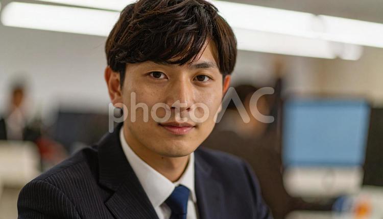 仕事ができそうな感じのビジネスマン ビジネスマン,男性,デスクワークの写真素材