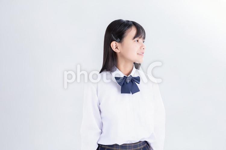 制服を着た学生の横顔 制服,しょう学生,白背景の写真素材