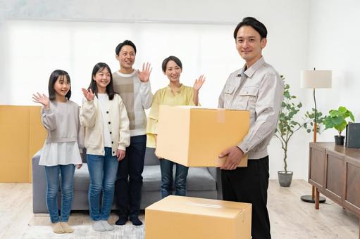 引越し業者と家族 引越し業者と家族 引っ越し,スタッフ,荷造りの写真素材