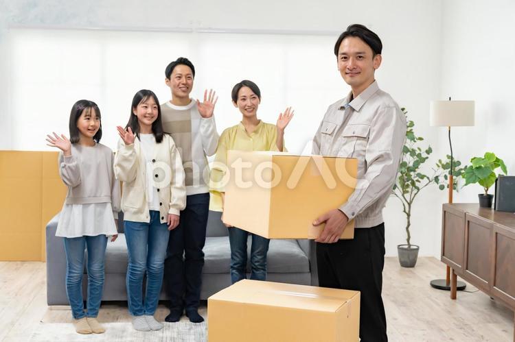 引越し業者と家族 引っ越し,スタッフ,荷造りの写真素材
