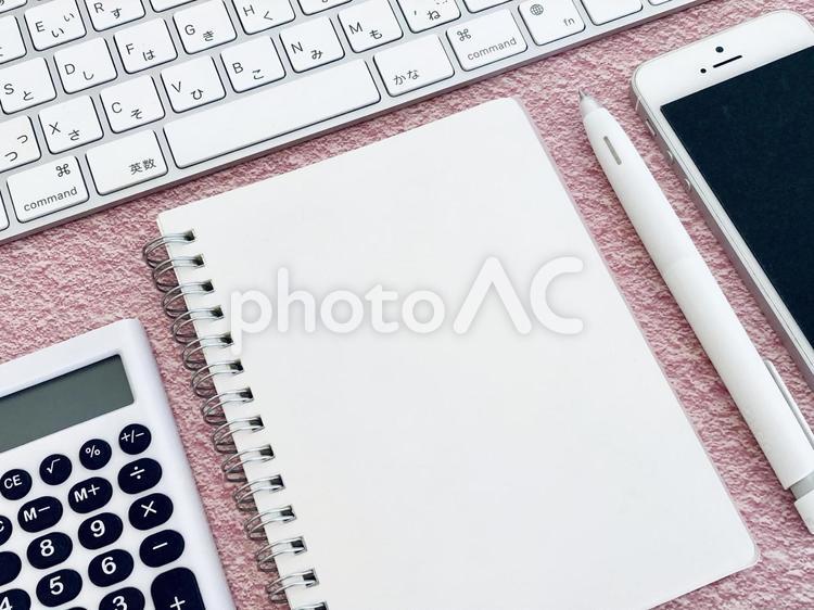 白紙のノートとスマホ、電卓、PC メモ帳,パソコン,キーボードの写真素材