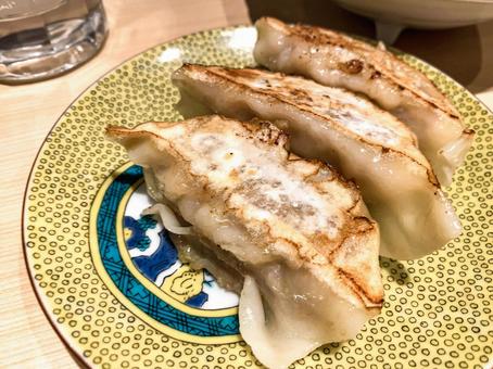 居酒屋さんのおつまみ餃子 居酒屋さんのおつまみ餃子の写真