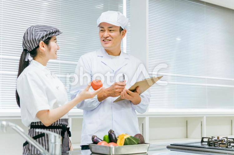 食品系の仕事をする男女（トマト） 栄養士,食品工場,調理師の写真素材