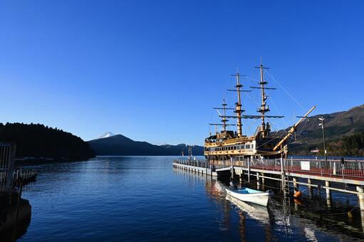遠く富士を望む箱根町 芦ノ湖と箱根海賊船 芦ノ湖,箱根海賊船,富士山の写真素材