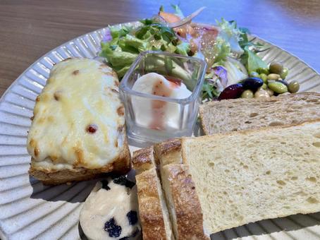 パンとサラダとヨーグルト パンとサラダとヨーグルト パン,ワンプレート,モーニングプレートの写真素材