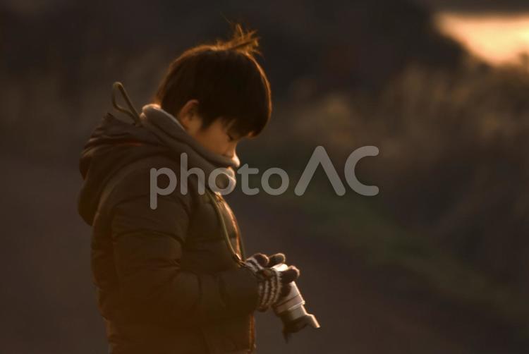 ※素材＞家族旅行で夜明けを撮りに来た少年 子供,男性,人物の写真素材