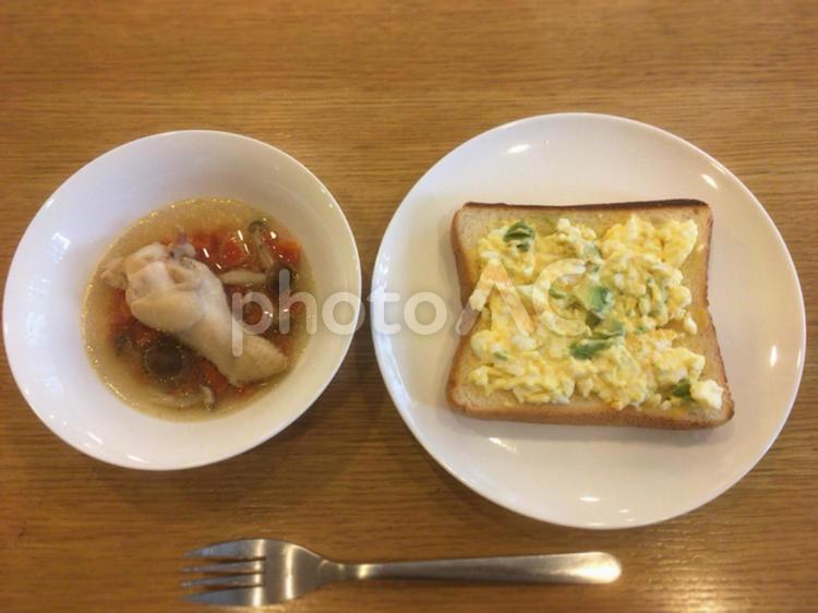 【アボタマパンと手羽元のコンソメスープ】 brown,egg,mushroomの写真素材