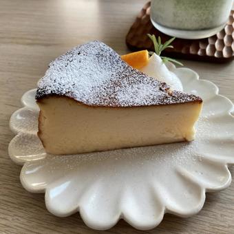 バスクチーズケーキ、生クリーム バスクチーズケーキ,ケーキ,cafeの写真素材