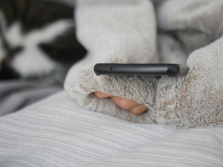 寒い中でスマホを見る 冬,寒い,スマホの写真素材