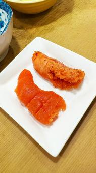タラコ対決 焼きたらこVS生たらこ タラコ対決 焼きたらこVS生たらこ たらこ,焼きたらこ,生たらこの写真素材