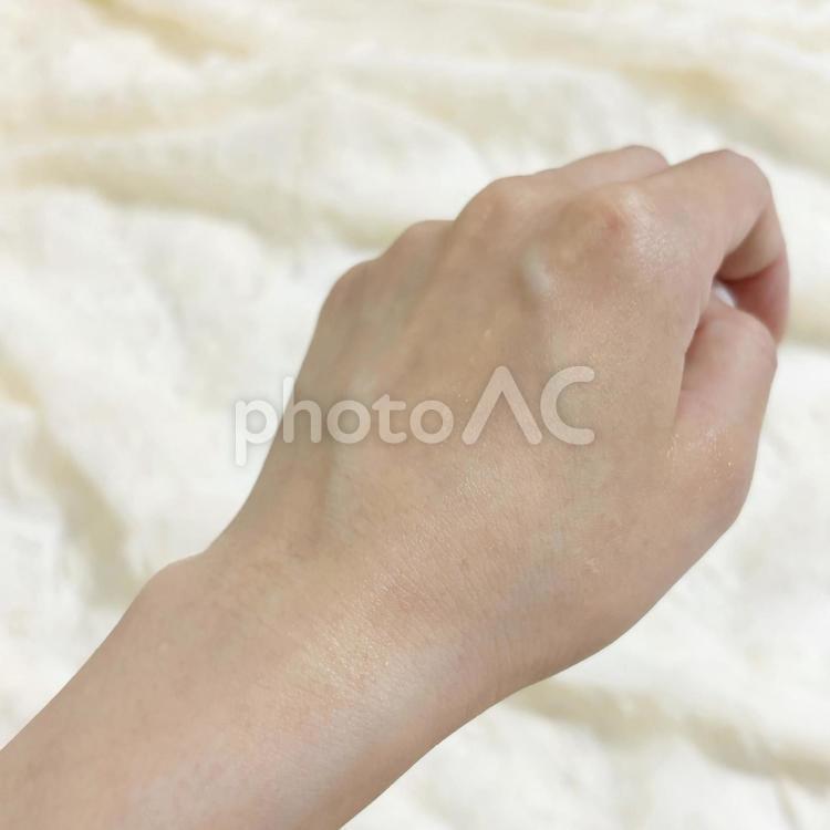 スキンケア用品を塗った手の甲 美容,肌,スキンケアの写真素材