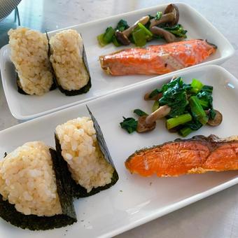 二人分の和朝食 二人分の和朝食 おにぎり,玄米,海苔の写真素材