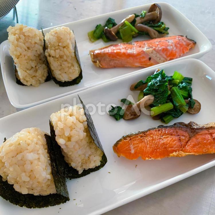 二人分の和朝食 おにぎり,玄米,海苔の写真素材
