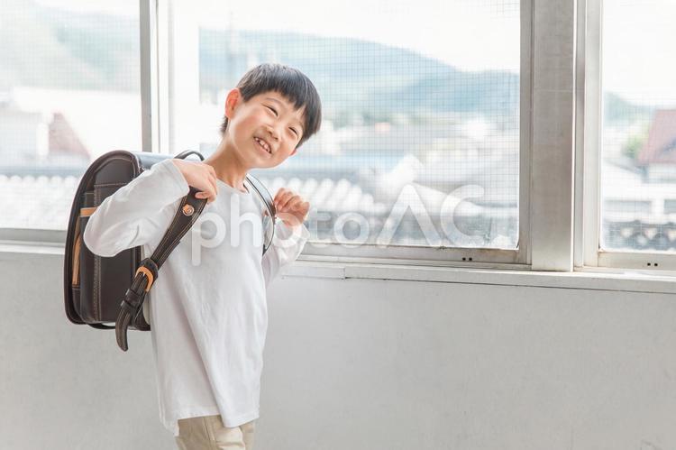 教室でランドセルを背負う小学生の男の子 小学生,子供,学校の写真素材