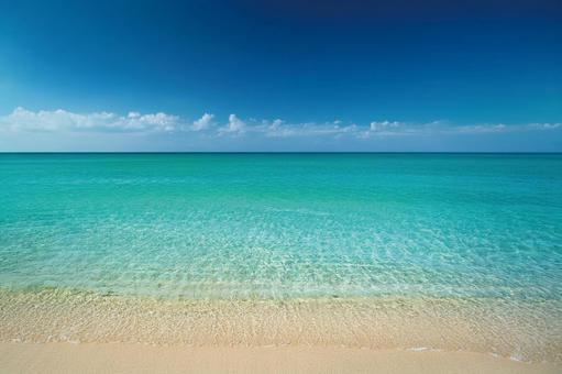 夏の青空とキラキラと輝く美しい海 夏の青空とキラキラと輝く美しい海の写真