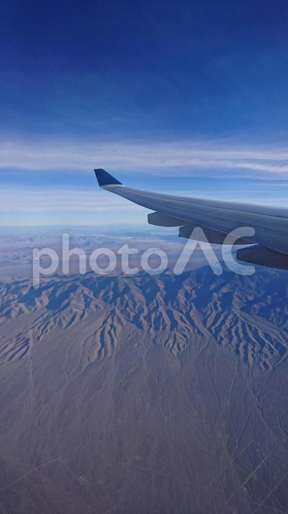 飛行機から見た砂漠地帯 縦 飛行機,空,砂漠の写真素材