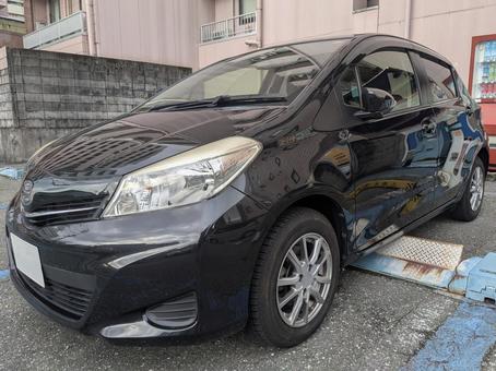 コインパーキングに止まるコンパクトカー コインパーキングに止まるコンパクトカー ヴィッツ,コンパクトカー,クルマの写真素材