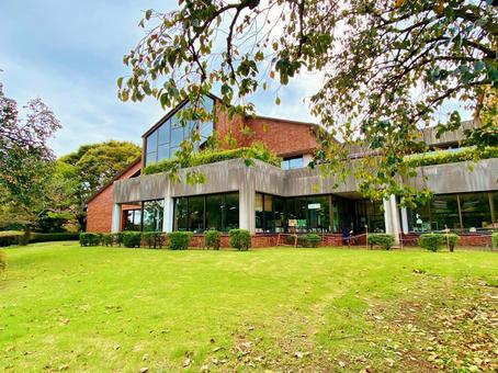緑に覆われた秦野市立図書館 秦野,秦野市,図書館の写真素材