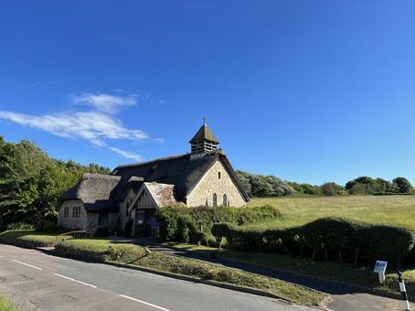 英国ワイト島の風景と茅葺き屋根の教会 ワイト島,イギリス,教会の写真素材