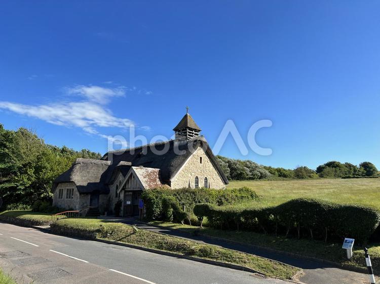 英国ワイト島の風景と茅葺き屋根の教会 ワイト島,イギリス,教会の写真素材