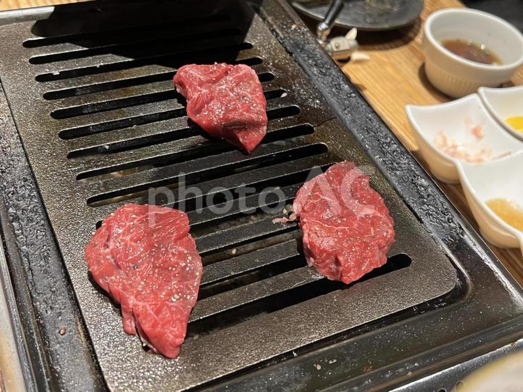 焼き網の上で焼かれる美味しそうな牛肉 焼肉,生肉,焼き網の写真素材